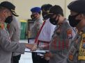 Kapolres Sampang Berikan 10 Piagam Lomba Penanganan Peristiwa Pidana