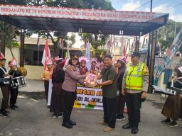 Puluhan Siswa Siswi SDI Al Ikhlas Beri Kejutan Team Drumband di Polsek Karangrejo