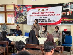 Tanam Budaya Disiplin, Polwan Polres Jember Cegah Hoax dan Bullying di Sekolah