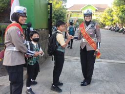 Hari Jadi ke 76 Polwan RI, Polwan Polres Tulungagung Gelar Patroli Humanis