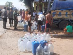 Polsek Rejotangan Salurkan 2 Truk Tangki Air Bersih ke Warga