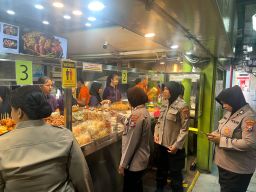 Polwan Polres Tanjung Perak di HUT ke-76 Hadir Ditengah Masyarakat