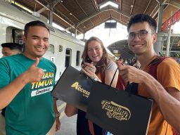 Peringati Hari Pelanggan Nasional, KAI Daop 8 Surabaya Sapa Pengguna KA Mutiara Timur