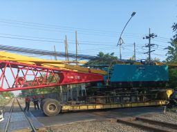 Perjalanan KA Daop 8 Terganggu Truk Mogok di JPL 398a Margomulyo