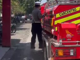 Sampah Terbakar, Personel Satlantas Polres Bondowoso Bantu Padamkan Kebakaran di SMKN 1