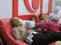 Satlantas Polres Gresik Gelar Baksos di HUT ke-69, Donor Darah dan Bagikan Air Bersih