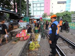 KAI Daop 8 Surabaya Sosialisasi Larang Masyarakat Beraktivitas di Jalur Rel