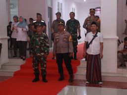 Pilkada Serentak 2024, Polisi Lakukan Pengamanan Penetapan Nomor Urut Paslon di Jember