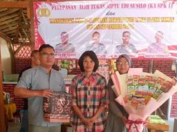 Pelepasan Anggota Polsek Karangrejo Berlangsung Haru, Kapolsek Berikan Cinderamata