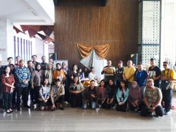 Whiz Luxe Hotel Spazio Surabaya Rayakan Hari Batik Nasional dan Fashion Show