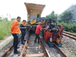 Tingkatkan Prasarana Keselamatan, KAI Daop 8 Surabaya Ganti Rel R.50 Jadi R.54