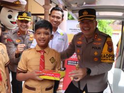 Polres Tulungagung Operasikan Mobil Senyum, Bagi Makan Gratis ke SDN 01 dan 03 Tanggunggunung