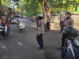 Polwan Polres Gresik Patroli Gunakan Motor Listrik, Edukasi Ramah Lingkungan