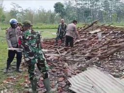 Polsek Curahdami Bantu Warga Terdampak Angin Puting Beliung