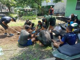 Koramil 0832/08 Lakarsantri Tanam Pohon di Area Waduk Dukuh Kapasan