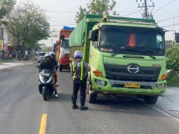 Satlantas Polres Gresik Lakukan Penertiban Jam Operasional Truk Barang dan Galian C