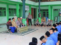 Satlantas Polres Gresik bersama Ponpes Mambaus Sholihin untuk Edukasi Keselamatan Berlalulintas