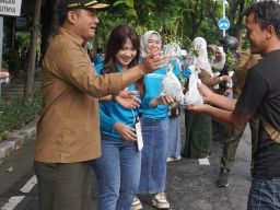 Perum Perhutani Divre Jatim Bagi Bibit Pohon 14.175 Plances
