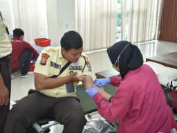Polres Gresik Gelar Aksi Sosial Donor Darah Peringati HUT Satpam ke-44