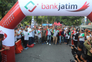 Ribuan Orang Ramaikan Jalan Sehat Bareng PWI Jatim