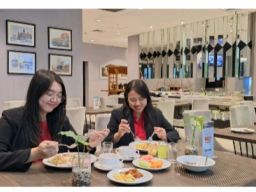 Sensasi Unik Makan Siang dengan Nuansa Seni di Swiss-Belinn Tunjungan