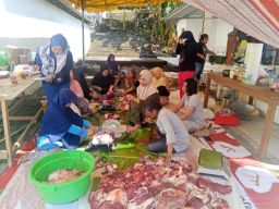 Warga perumahan Bukid Citra Mas Kota Baru Driyorejo Melaksanakan Penyembelihan Hewan Kurban