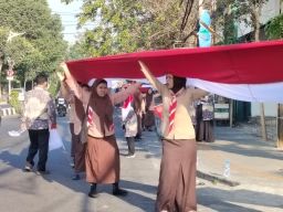 1.080 Siswa SMKN 8 Surabaya Kompak Bentangkan Bendera Merah Putih Sepanjang 1,5 Km