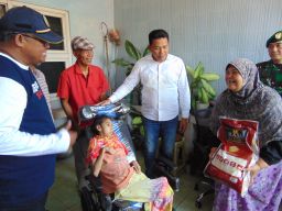 Wujud Nyata Kepedulian Bupati Sidoarjo, Tiga Warga Dapat Bantuan Kursi Roda