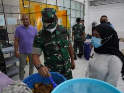 Danrem 084/Bhaskara Jaya Tinjau Langsung Progam Makan Bergizi Gratis di Surabaya