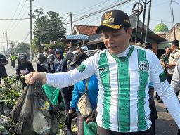 Jaga Kebersihan Sungai, Pemkab Sidoarjo Rutin Bersihkan Sampah di Saringan Mengetan Kanal