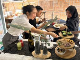 Rayakan World Food Day 2025, Hotel Neo+ Waru Sidoarjo Bagikan Snack Tradisional Sehat Kepada Tamu