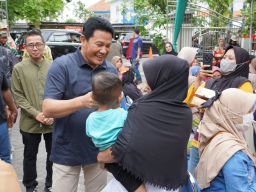 Bupati Sidoarjo Dampingi Gubernur Jatim Gelar Pasar Murah di Krian