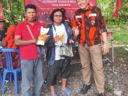 PAC Pemuda Pancasila Tenggilis Mejoyo Gelar Tebus Murah Minyak Goreng untuk Warga Tenggilis