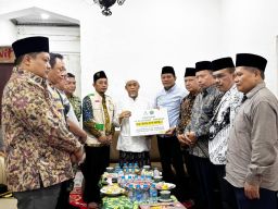 Bupati Subandi Serahkan Donasi dari Para ASN ke Pesantren Al-Khoziny