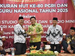 Bupati H. Subandi Resmikan Podcast dan Studio Mini Milik PGRI Sidoarjo