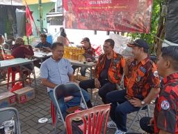 PAC Pemuda Pancasila Tenggilis Mejoyo Gelar Tebus Murah Minyak Goreng untuk Warga Panjang Jiwo