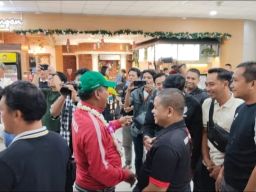 Penuh Haru! Cak dan Ning Unesa Sambut Kepulangan Timnas Petanque Indonesia di Bandara Juanda