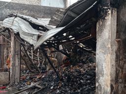 Gudang Sparepart Kebakaran di kawasan Padat penduduk 15 Unit Mobil Pemadam Dikerahkan 