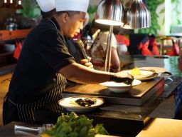 Aroma Imlek yang Menggoda: Chef Hadi Purwanto Hadirkan Black Wonton Soup & Mandarin Golden Dome Cake