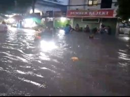 Hujan Dua Jam, Sejumlah Wilayah di Surabaya Terendam Banjir