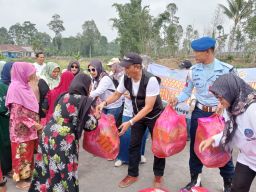 Baksos e Surabaya Bersama TNI AU Wingdik 700/Hanud Gelar Bakti Sosial Peduli Bencana Semeru