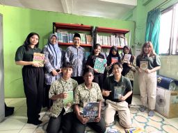 LAMORA Kota Lama Surabaya Revitalisasi Perpustakaan dan Serahkan Donasi Buku ke Mts Himmatun Ayat