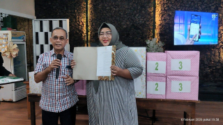 ‎H. Muhammad Alyas, SH Menyerahkan SK Pordi Kepada Ketua Pordi Kabupaten Pacitan