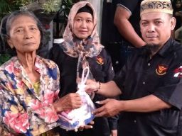 Ramadhan Penuh Berkah, SQUAD NUSANTARA DPC Surabaya Bagikan 200 Paket Sembako untuk Warga Duafa