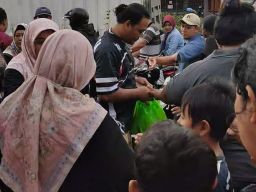 Ikatan keluarga Alumni SMP negeri 25 Surabaya Bagikan 1,000 Paket Takjil Bagi Pengguna Jalan