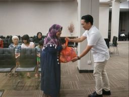 Peduli Sesama, Holiday Inn Express Surabaya Berbagi Sembako bagi Lansia dan Janda