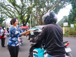 Atria Hotel Malang dan Radio Kosmonita Malang Turun Langsung Bagikan 1.000 Takjil