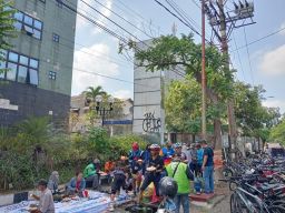 Warung Gratis Komunitas Kecanduan Sedekah Surabaya Bagikan Sarapan untuk Pengguna Jalan