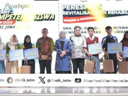 Gubernur Khofifah Serahkan Bantuan bagi Insan Pendidikan Prasejahtera Berprestasi