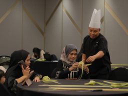 Sheraton Surabaya Hadirkan Kegiatan Kreasi Ketupat,Perpaduan Tradisi Kebersamaan saat Halal Bihalal